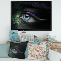 Designart 'Nő szeme zöld és lila pigment és szikrák modern keretes művészeti nyomtatása